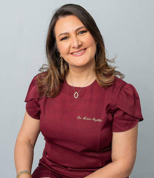 Dra. Mariana Magalhães, cirurgiã-dentista especialista em Reabilitação Oral e Harmonização Orofacial