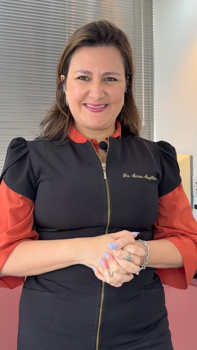 Dra. Mariana Magalhães sorrindo em seu consultório