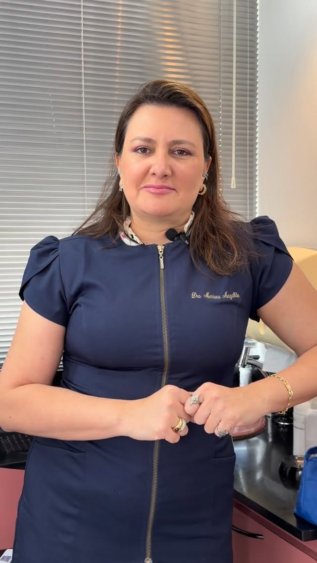 Dra. Mariana Magalhães em atendimento no consultório